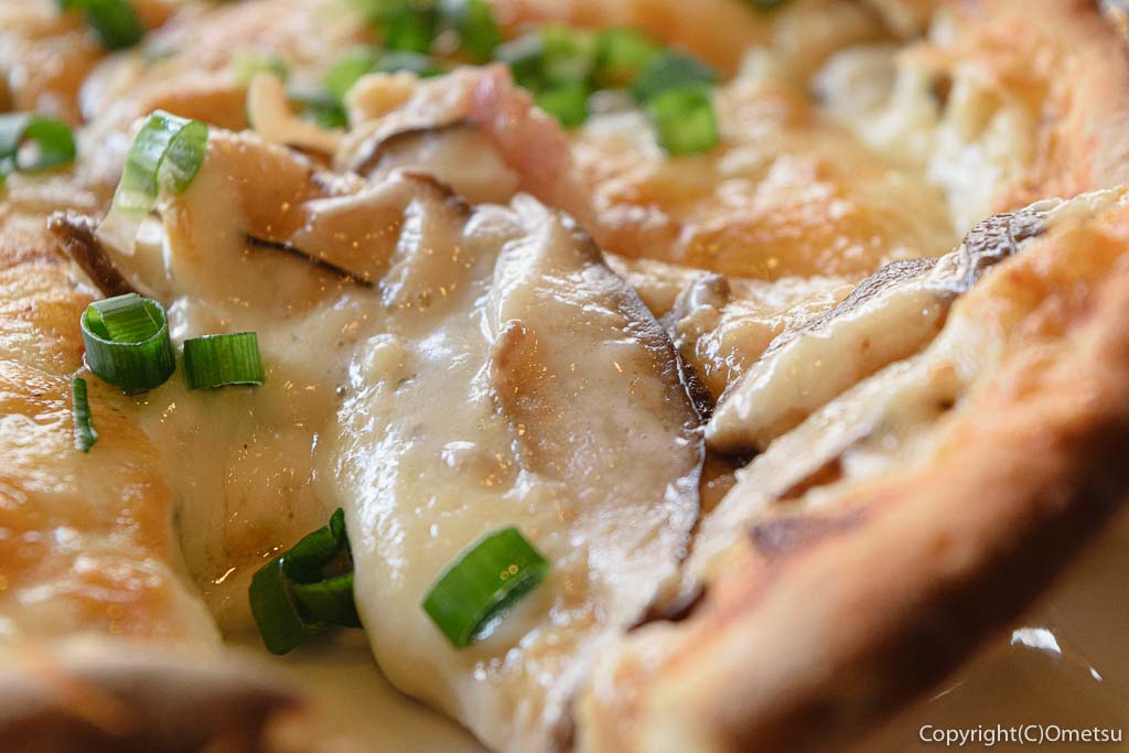 青梅市・内沼きのこ園の、軽食喫茶 ぴるつ・きのこたっぷりぴるつ特製ピザのシイタケ