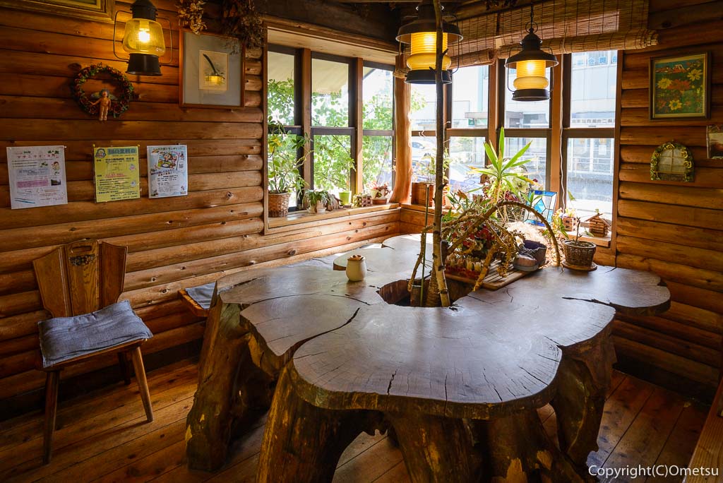 青梅市のカフェ・ウォールナットのケヤキのテーブル