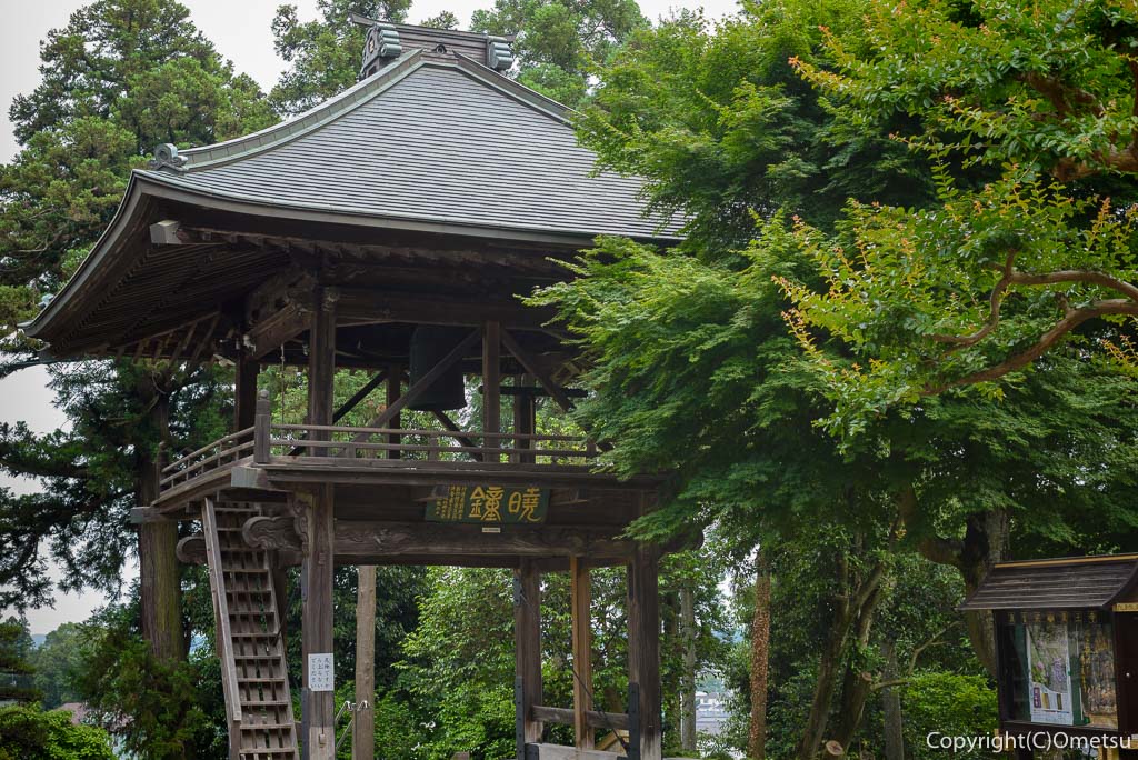 青梅市・今井の、薬王寺の山門の鐘撞き堂