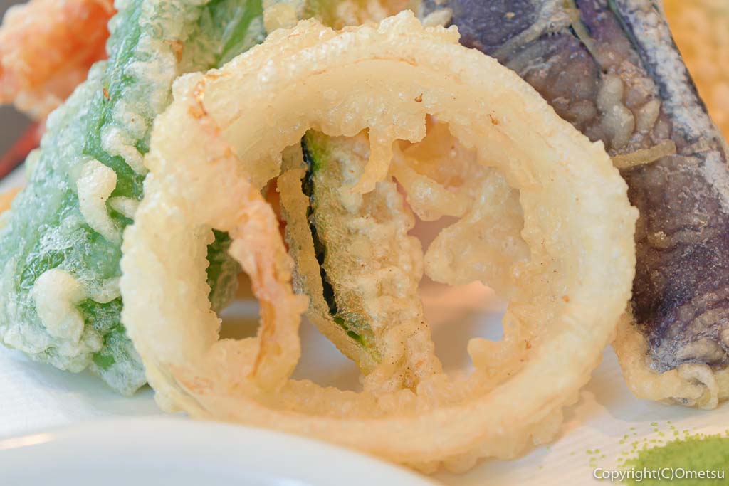 あきる野市の蕎麦店・石臼挽き手打そば ひらの の野菜天もりそば のタマネギの天ぷら