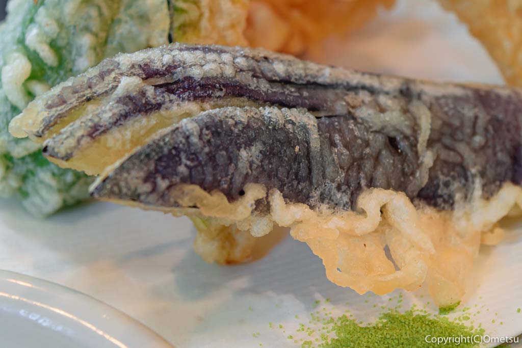 あきる野市の蕎麦店・石臼挽き手打そば ひらの の野菜天もりそば のナスの天ぷら