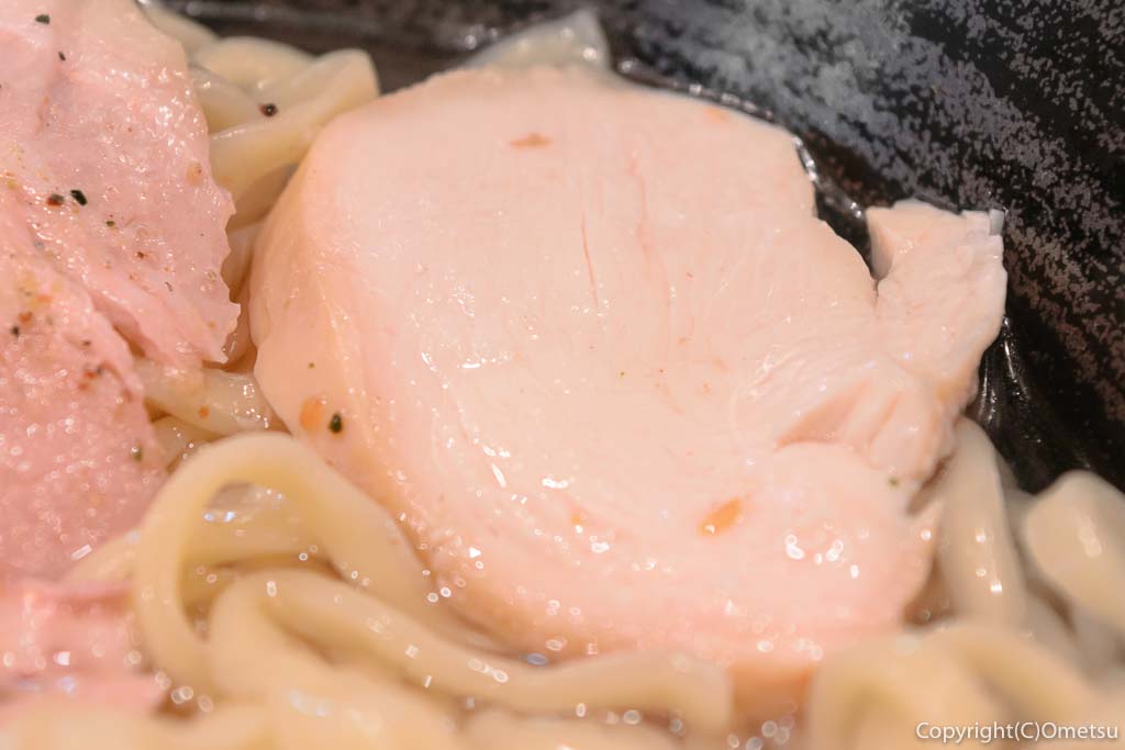 福生市のラーメン店「麺や 田むら」の、つけ麺 の、鶏のむね肉のチャーシュー