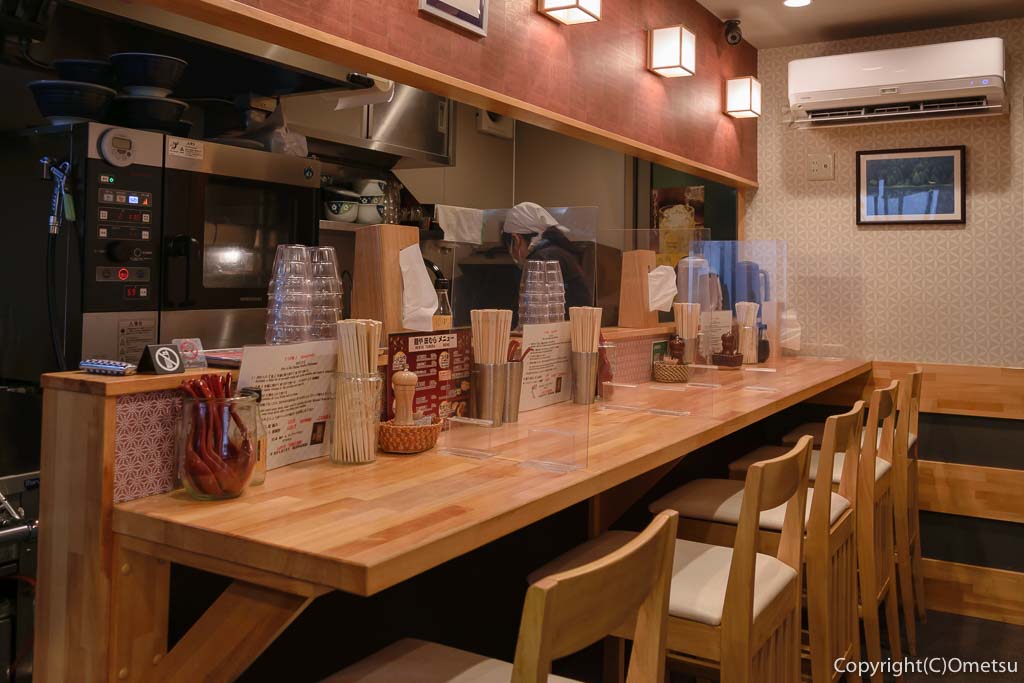 福生市のラーメン店「麺や 田むら」の店内