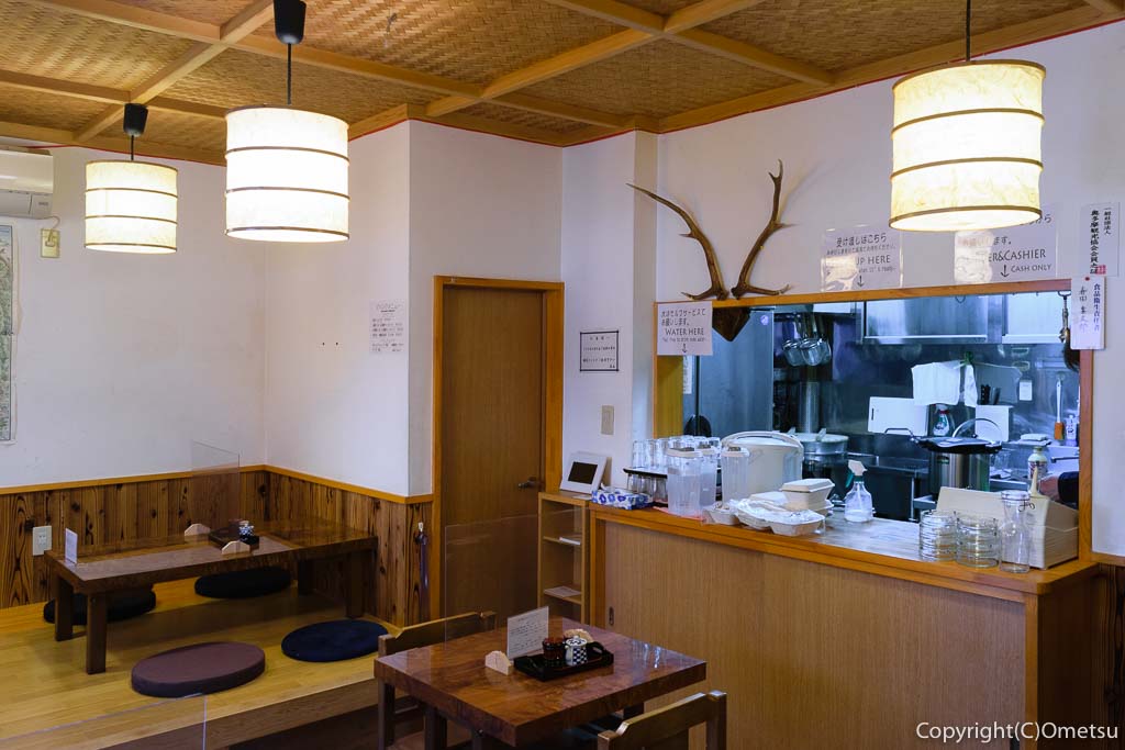 JR青梅線・奥多摩駅すぐの、柳小路の、飲食処・ヤナギコージ 店内