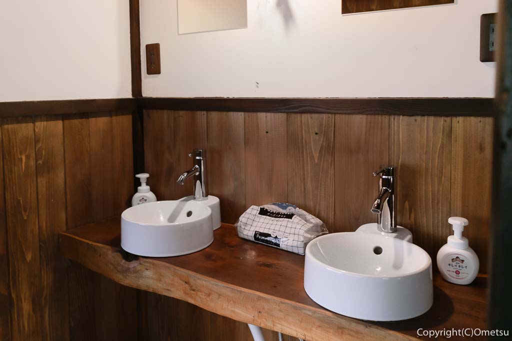 奥多摩町・氷川の、古民家・きよかわゲストハウスの洗面所