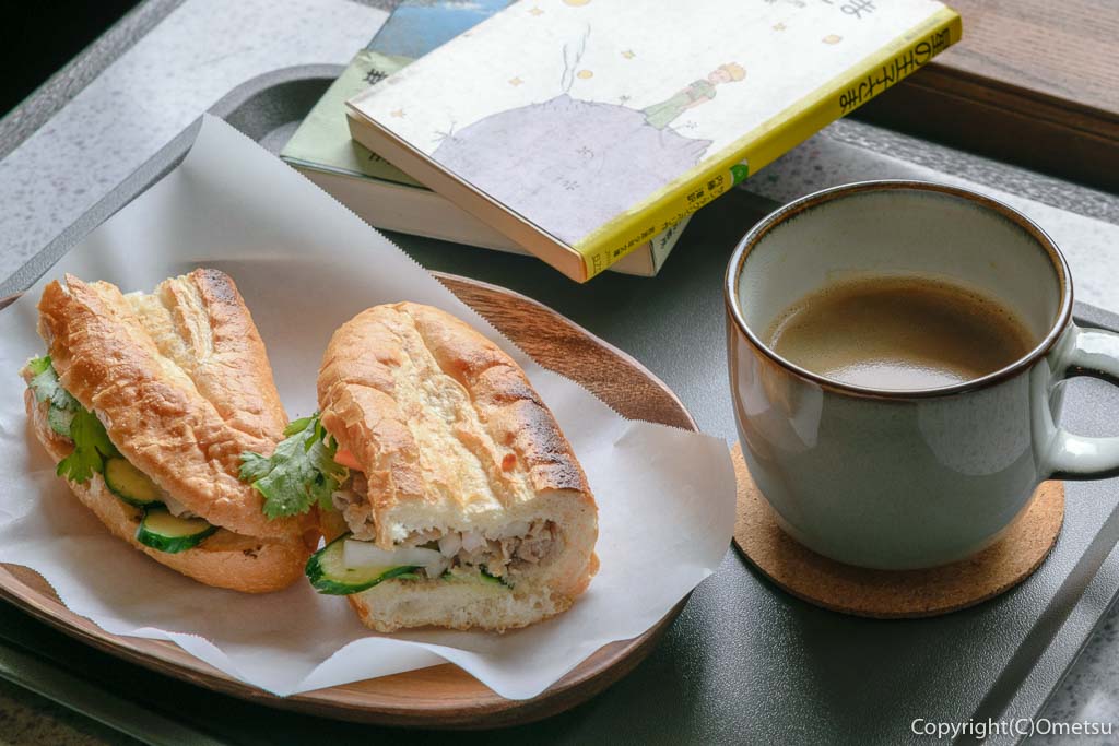 奥多摩町の玉翆荘の中の「古本と喫茶・おくたま文庫」の、ベトナム風のサンドイッチ・バインミーと、コーヒー