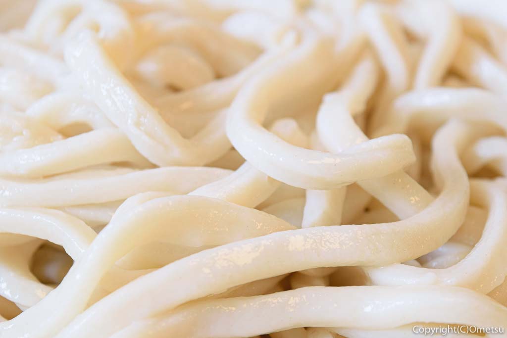 青梅・岩蔵温泉の、うどん多喜山館の、肉つけ汁うどん の麺