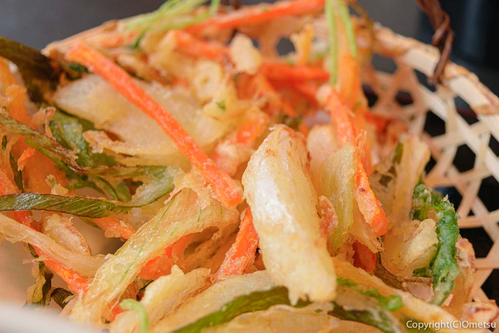 青梅・岩蔵温泉の、うどん多喜山館の、かき揚げの天ぷら