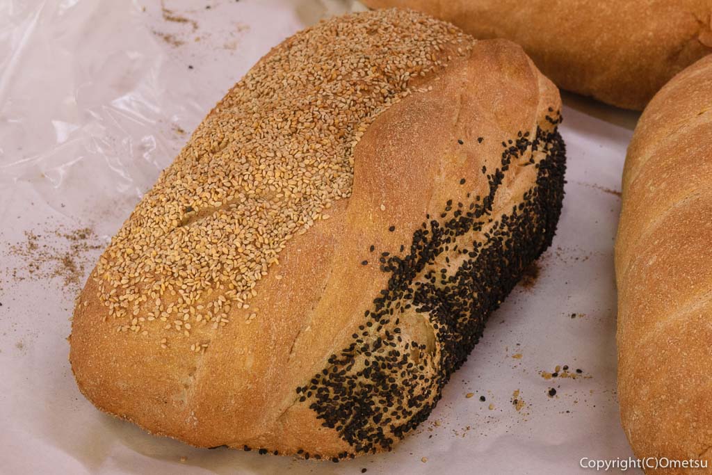 青梅の石薪窯パン店「麦  MUJI」のごまパン