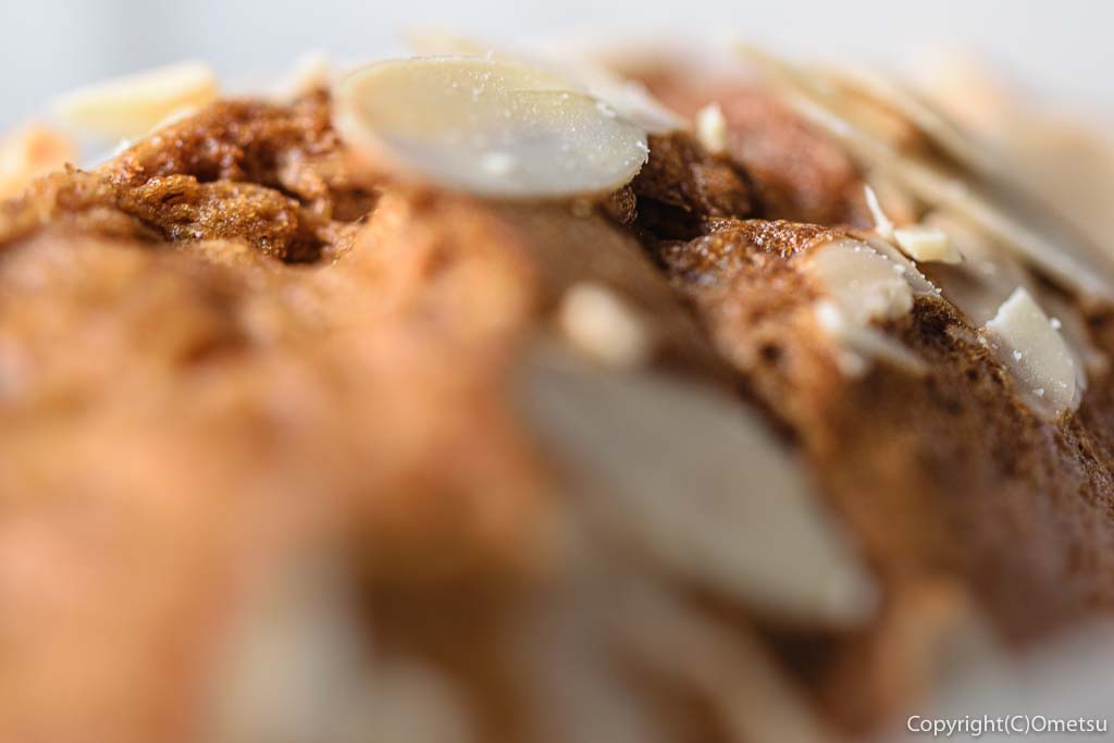 青梅の石薪窯パン店「麦  MUJI」のバナナケーキのアーモンド