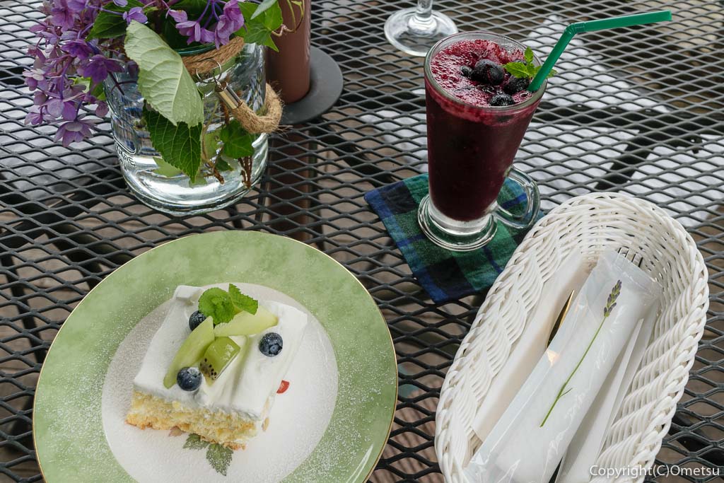 青梅市・釜の淵公園近くのカフェ、TeaRoomのケーキとブルーベリージュース