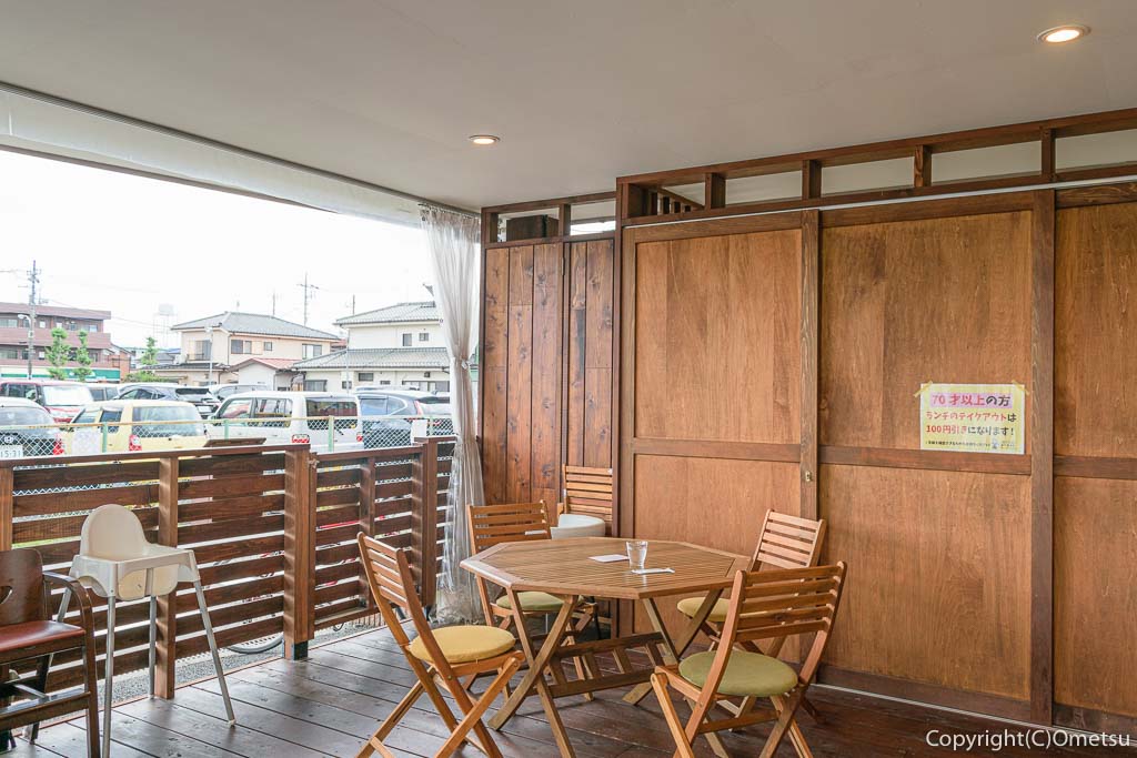 羽村「みんなのカフェ メリ・メロ」のテラス席