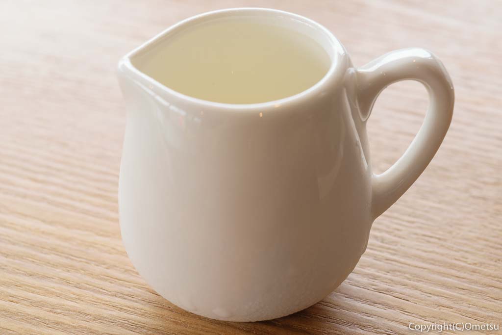 羽村「みんなのカフェ メリ・メロ」のプリンとアイスコーヒーのミルクピッチャー