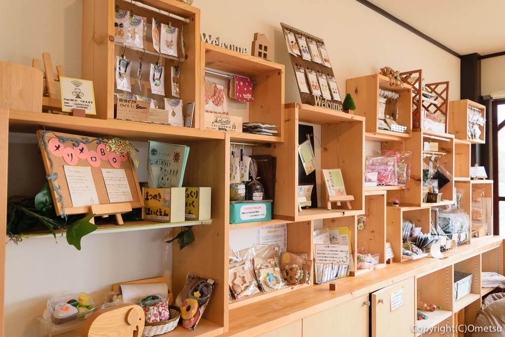 羽村「みんなのカフェ メリ・メロ」の店内のレンタルボックス