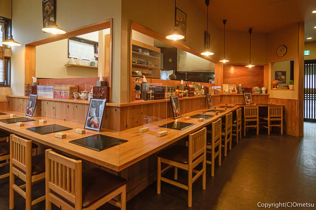 燻製とスパイスカレーけむり青梅店の店内