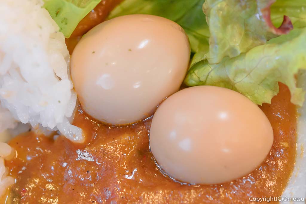 「燻製とスパイスカレーけむり青梅店」の、燻製骨付きチキンとスパイスカレーのうずら卵の燻製