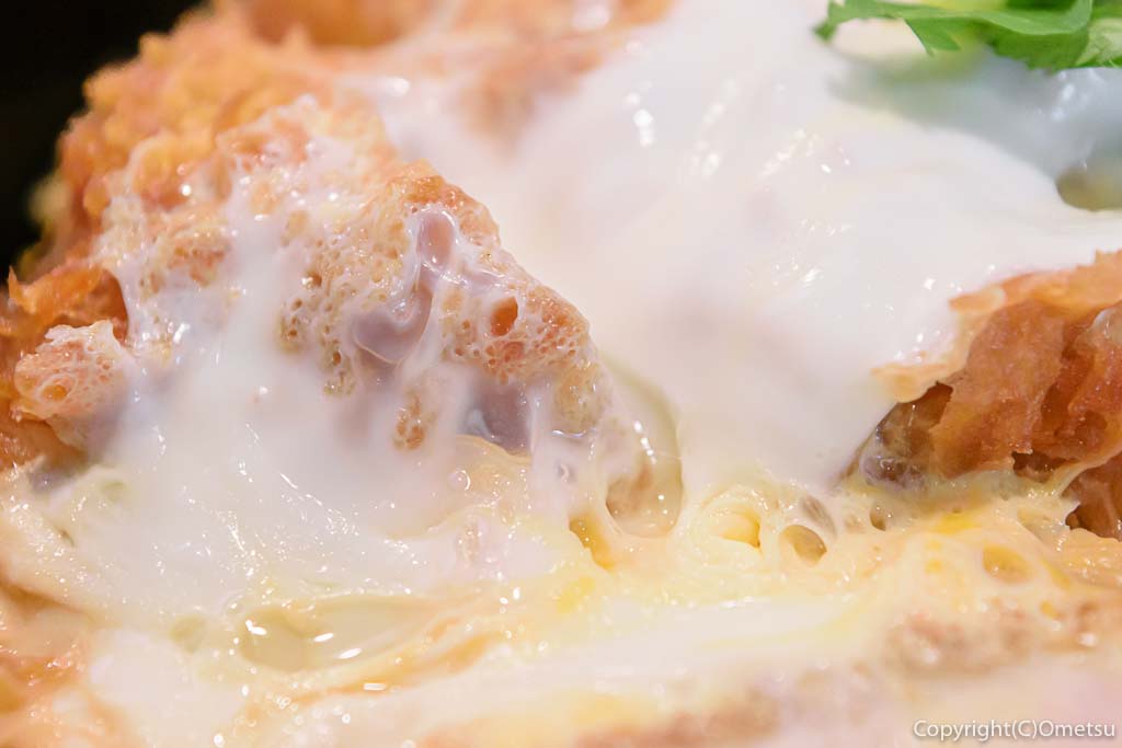 羽村市・小作台の丼専門店、味里丼の「三元豚 特上カツ丼」の卵