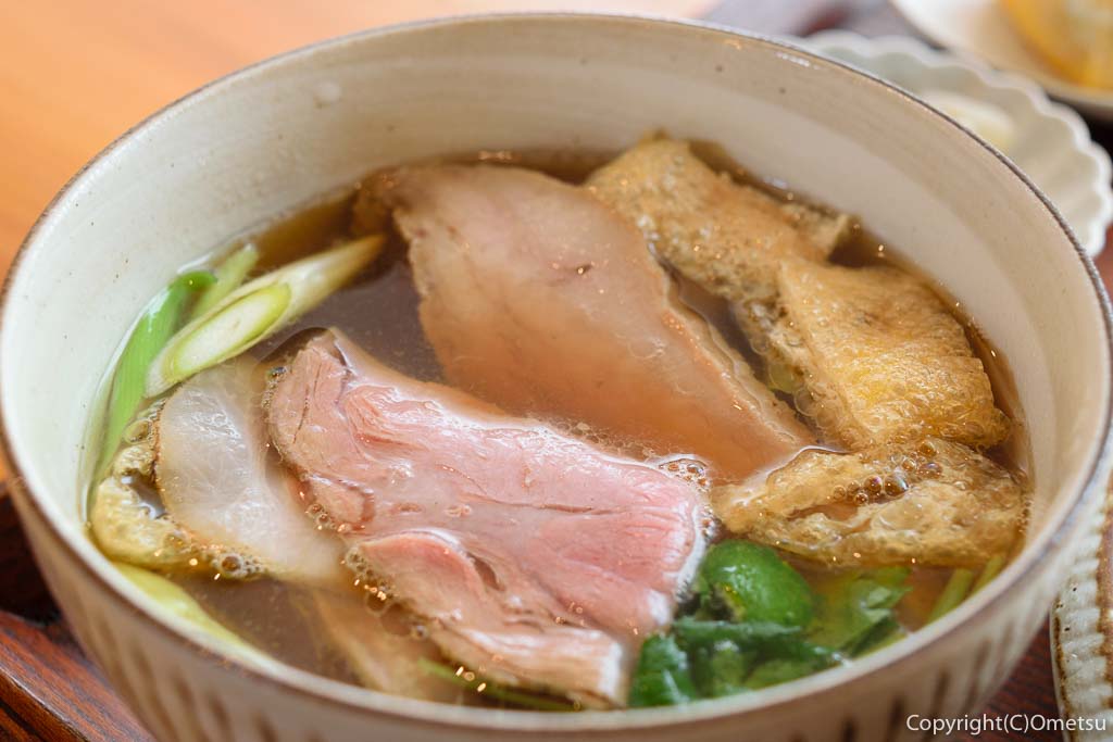 羽村市「手打ちうどん さかもと」の肉汁うどんの汁