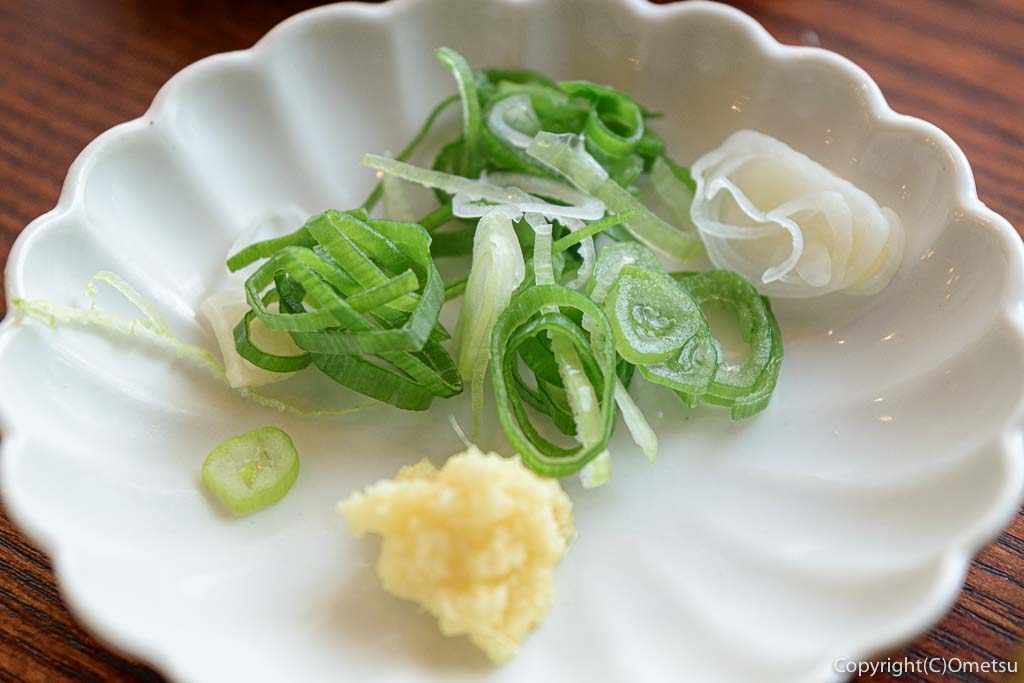 羽村市「手打ちうどん さかもと」の肉汁うどんの薬味のネギとおろし生姜