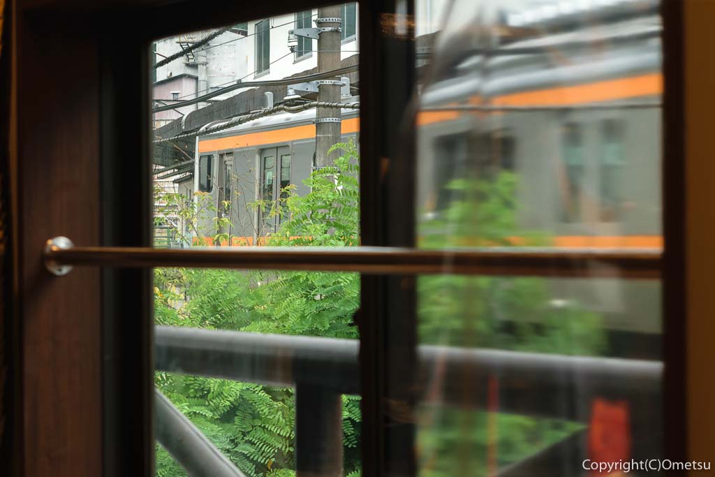JR青梅線・奥多摩駅・ポートおくたま、Gotta Coffee(ガタコーヒー)からの、青梅線列車