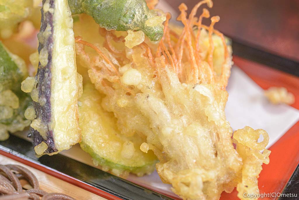 青梅市・御岳の旅館「ぎん鈴」の音威子府蕎麦の「ざる天ぷらそば」のエノキの、天ぷら