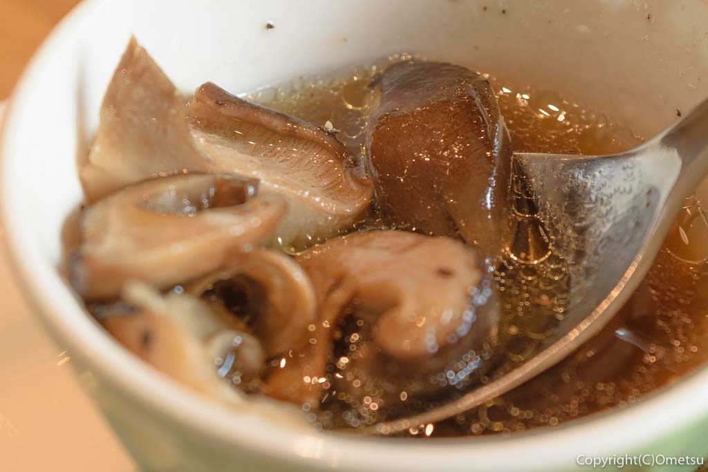 小作駅東口の、杜Cafe・無垢damonte（モリカフェ・ムク ダモンテ）の前菜の、きのこスープ