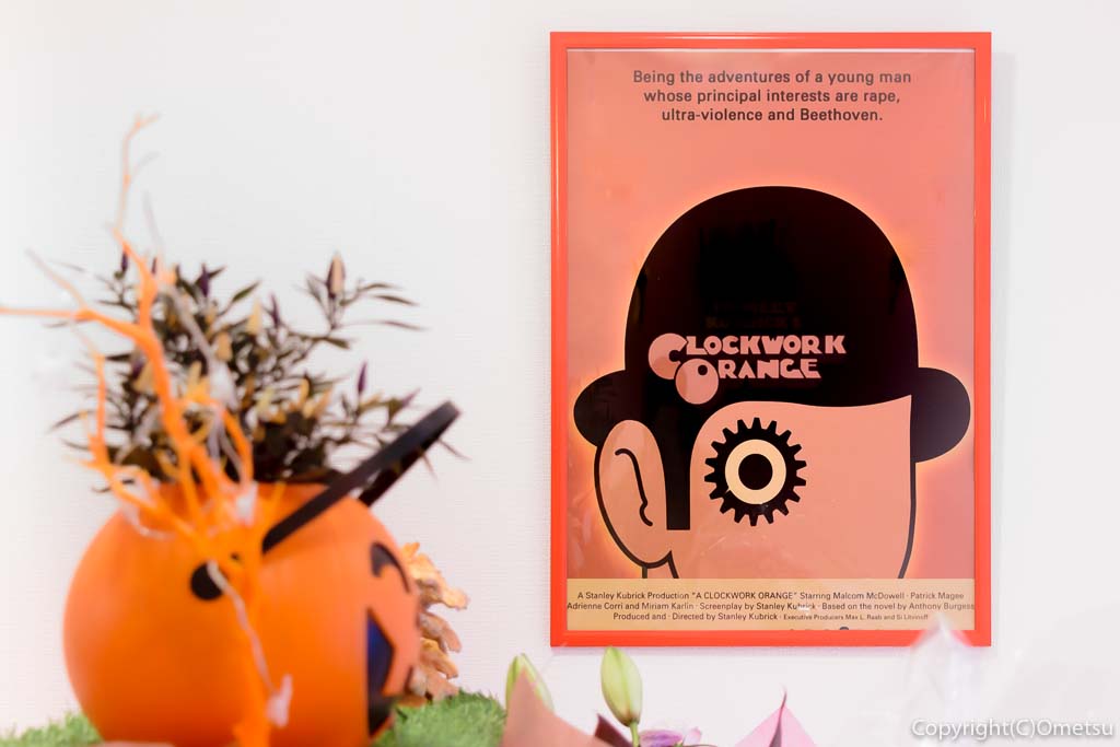 羽村市の、まぜそば・カレー専門店、チリン☆ドロンの店内「Clockwork Orange=時計じかけのオレンジ」のポスター