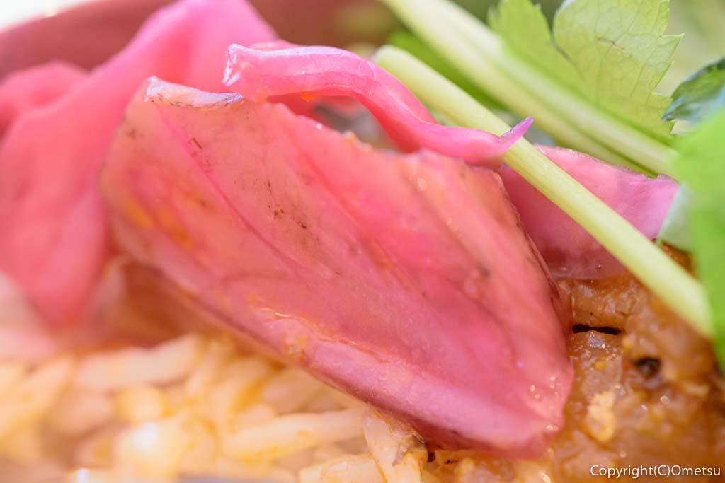 羽村市の、まぜそば・カレー専門店、「チリン☆ドロン」の、カレーの紫キャベツのピクルス