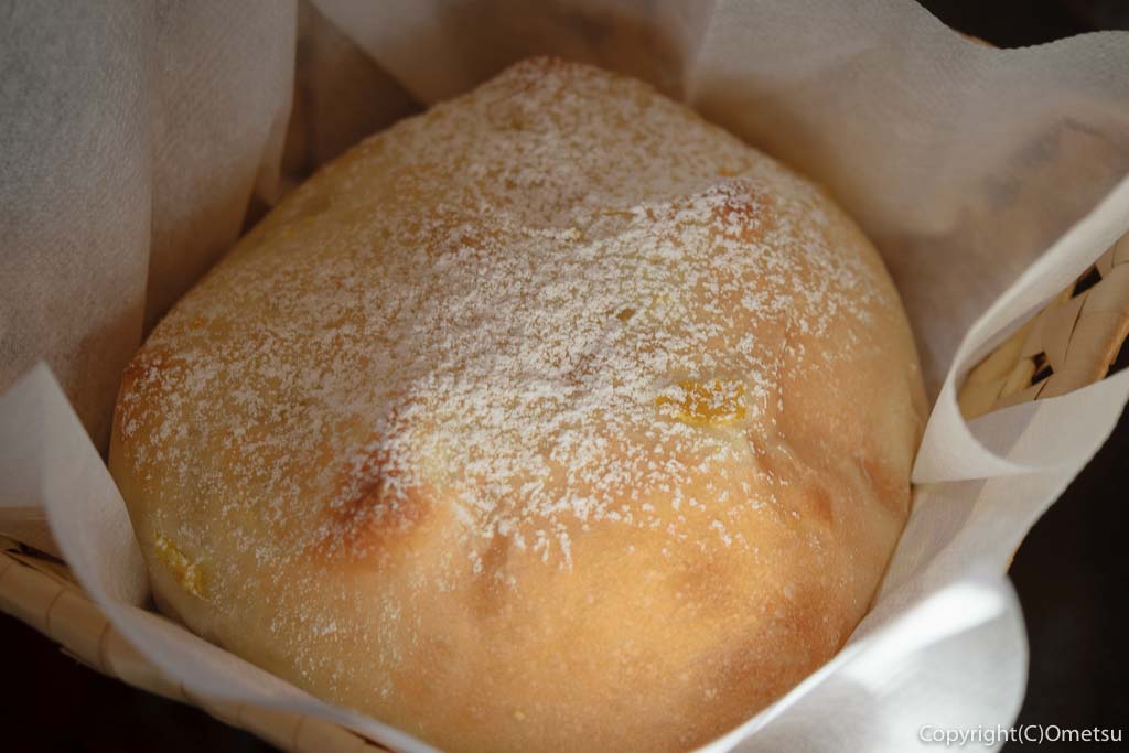 あきる野市「カフェ ラ ドゥース ウール」の、手作りパンランチセットの、オレンジピールパン