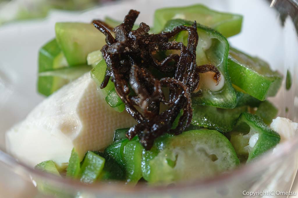 あきる野市「カフェ ラ ドゥース ウール」の、手作りパンランチセットの、豆腐のオクラのサラダ