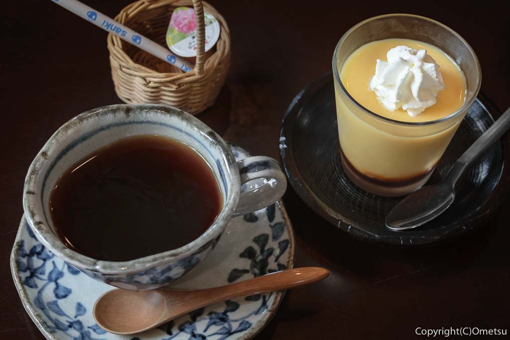 あきる野市「カフェ ラ ドゥース ウール」の、手作りパンランチセットの、デザートとコーヒー