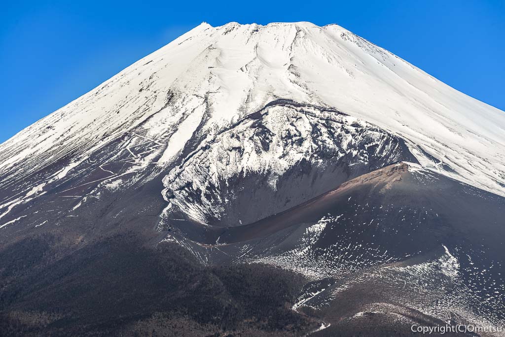 富士山東側の、静岡県・裾野市、黒岳からの、富士山と宝永山の火口