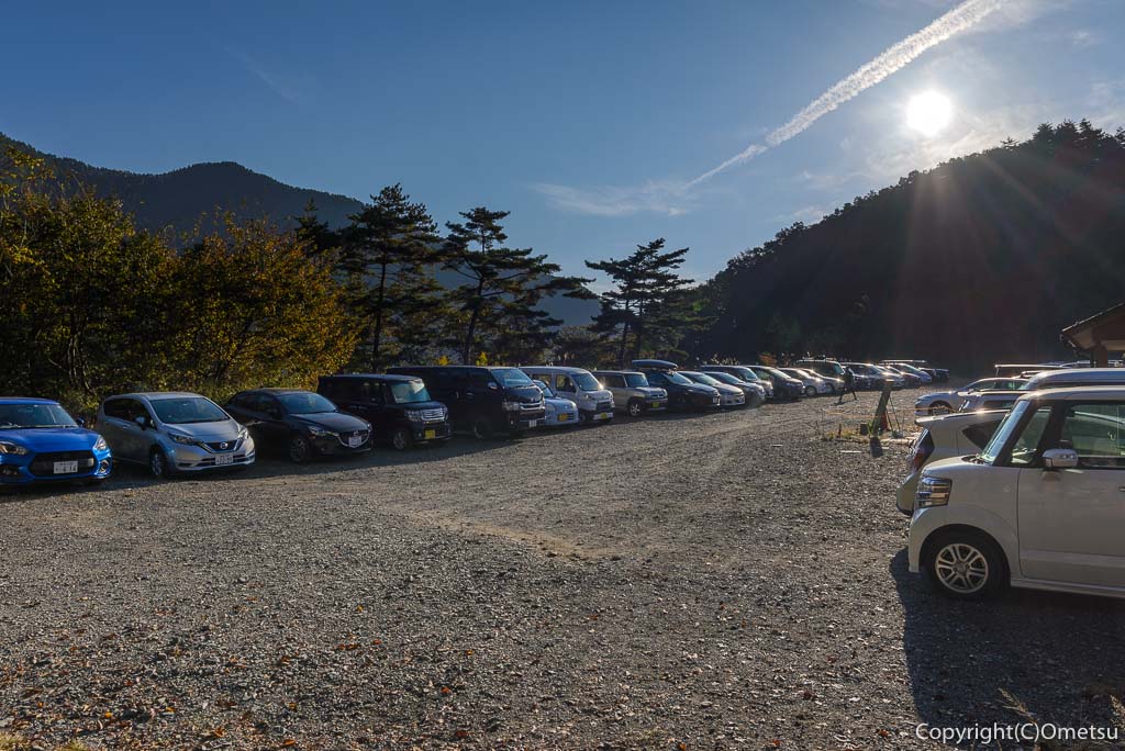東京最高峰・雲取山・鴨沢登山道の、村営・小袖駐車場