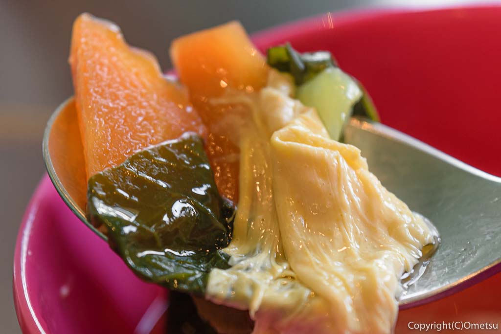 羽村市の、Thai food OKURRA(オクラ)のスープの野菜と玉子