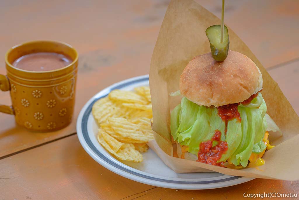 東京都・檜原村 カフェかなかな チーズバーガー