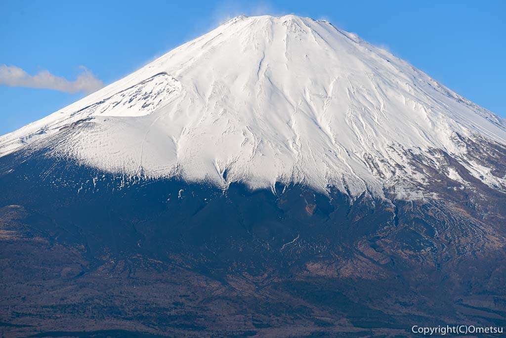 神奈川県・箱根町、金時山からの富士山と宝永山の火口