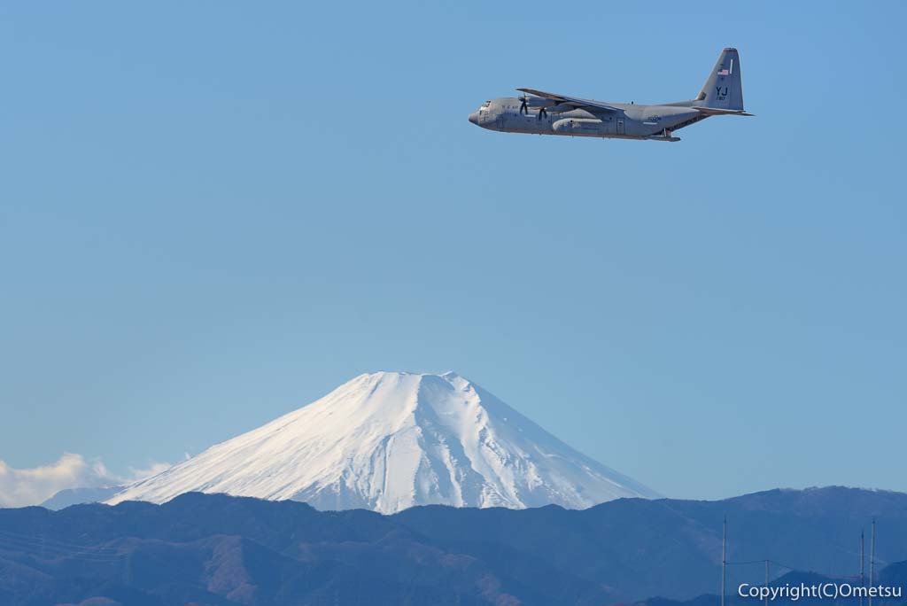 ジョイフル本田瑞穂店、屋上駐車場からの富士山と、米軍飛行機