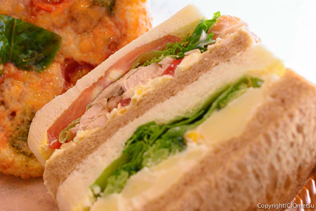 青梅市・イオンスタイル河辺店内の、サンジェルマン河辺店、パン食べ放題、スモークチキンとポテトグラタンサンド