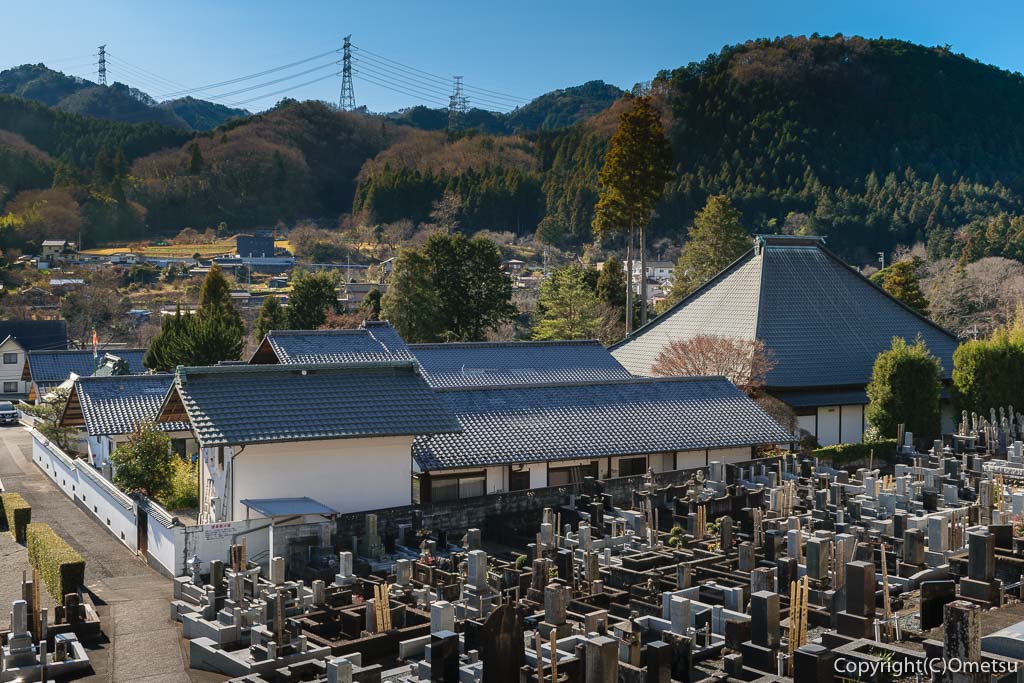 あきる野市、五日市七福神コースの、玉林寺と里山の山並み
