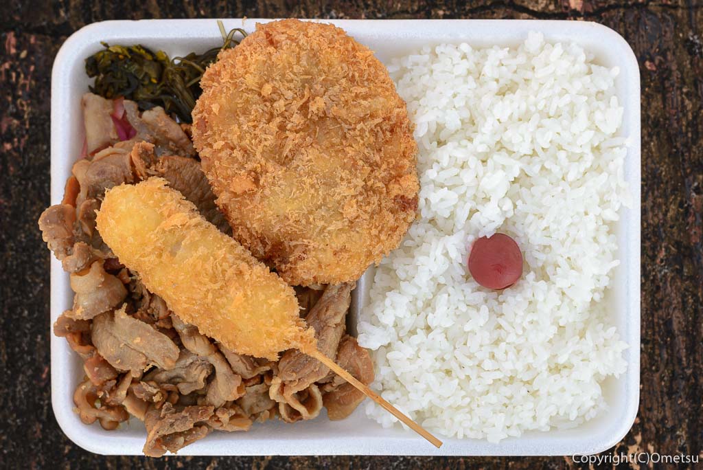 あきる野市・武蔵五日市の弁当店「うめや」の生姜焼き弁当と、メンチカツと、ウズラの卵のフライ