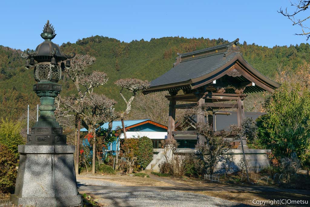 あきる野市、五日市七福神コースの、光厳寺からの山並みと鐘撞堂