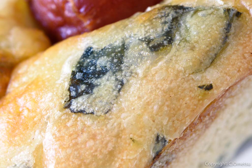 羽村市のパン店 PAIN MIZA(パンみざ)の、ほうれん草ドッグの、表面