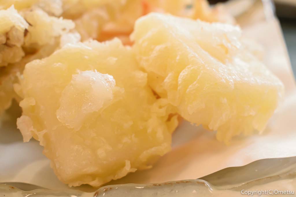青梅市・手打ちうどん 田舎屋の、肉うどんと、お餅の天ぷら