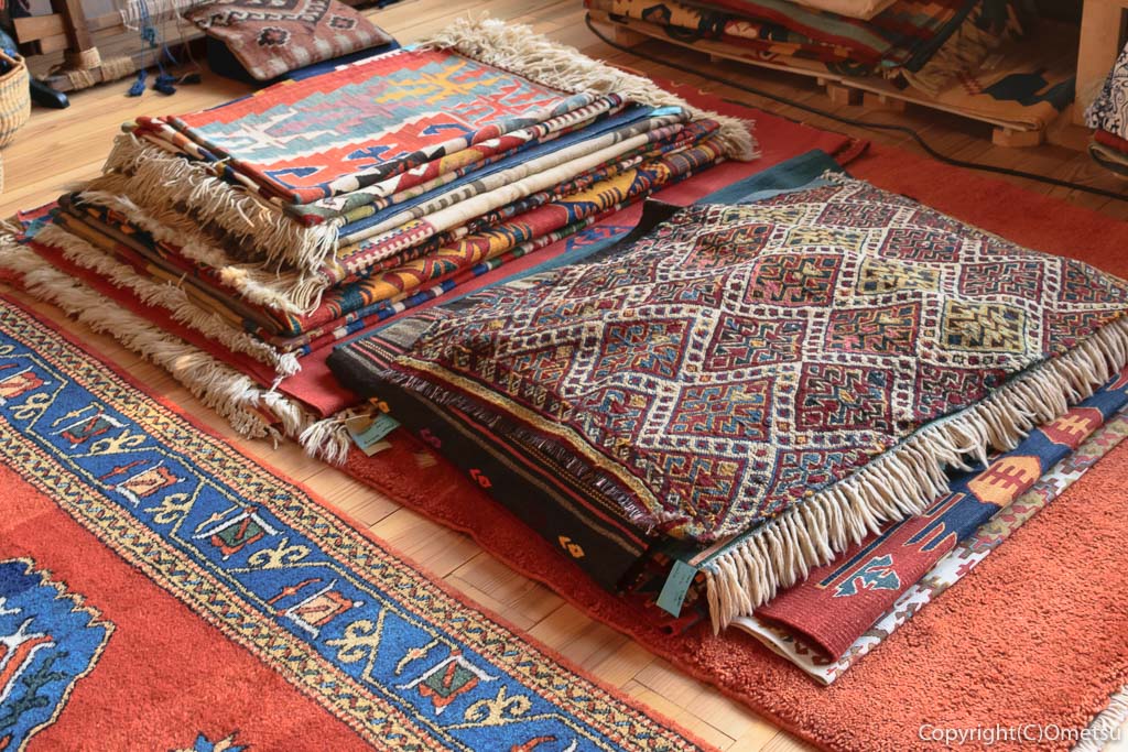 青梅市・黒沢、旧織物工場の、トルコカフェRugTime'mutluluk（ラグタイム ムトルルク）の、キリムの絨毯