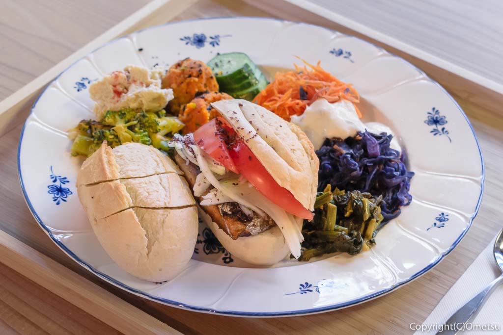 青梅市・黒沢、旧織物工場の、トルコカフェRugTime'mutluluk(ラグタイム ムトルルク)の、サバサンド・ランチプレート