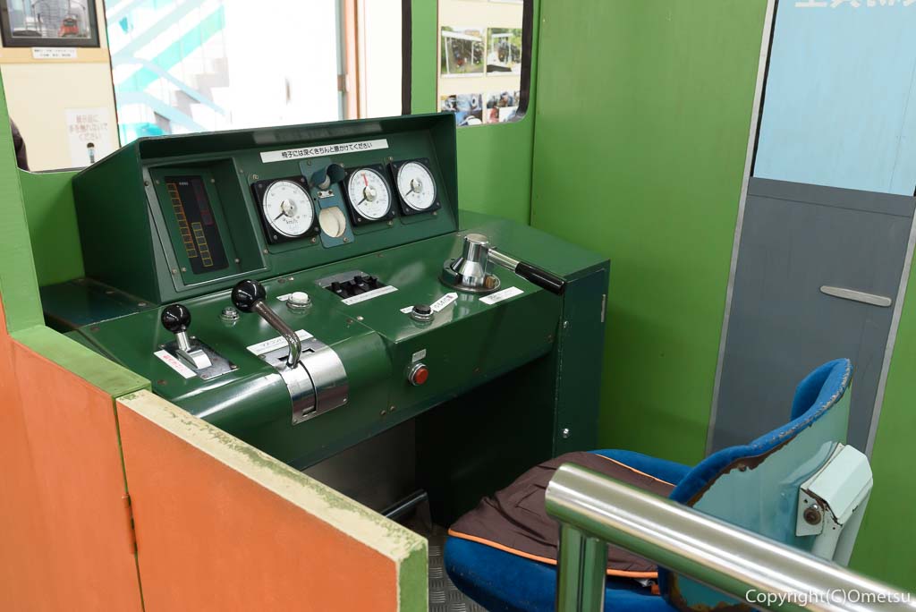 青梅鉄道公園、展示室の青梅・中央特快201形の、運転席