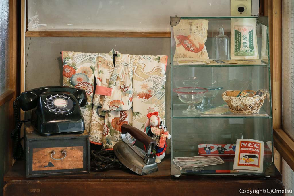 古民家カフェ、瑞穂町のRon's cafe（ロンズカフェ）の黒電話など、懐かしの品々