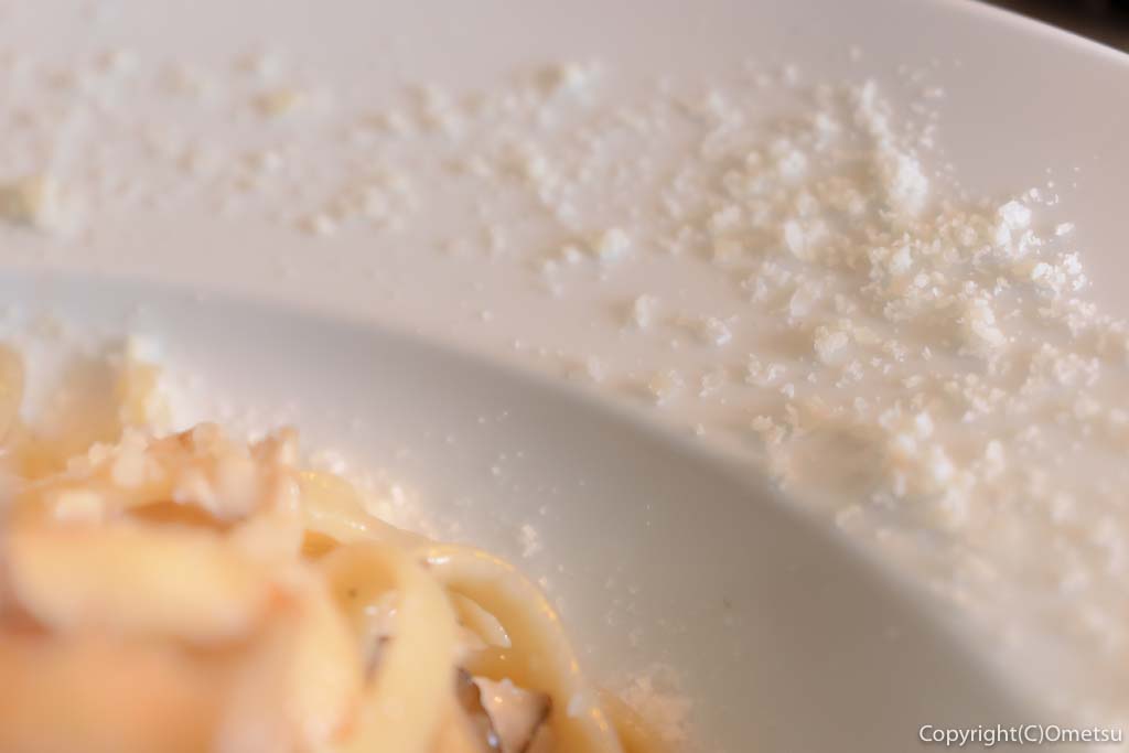 あきる野市のイタリアンレストラン「ラ・ペコラネーラ」の「檜原キノコのバターニンニクソースのパスタ」の粉チーズ
