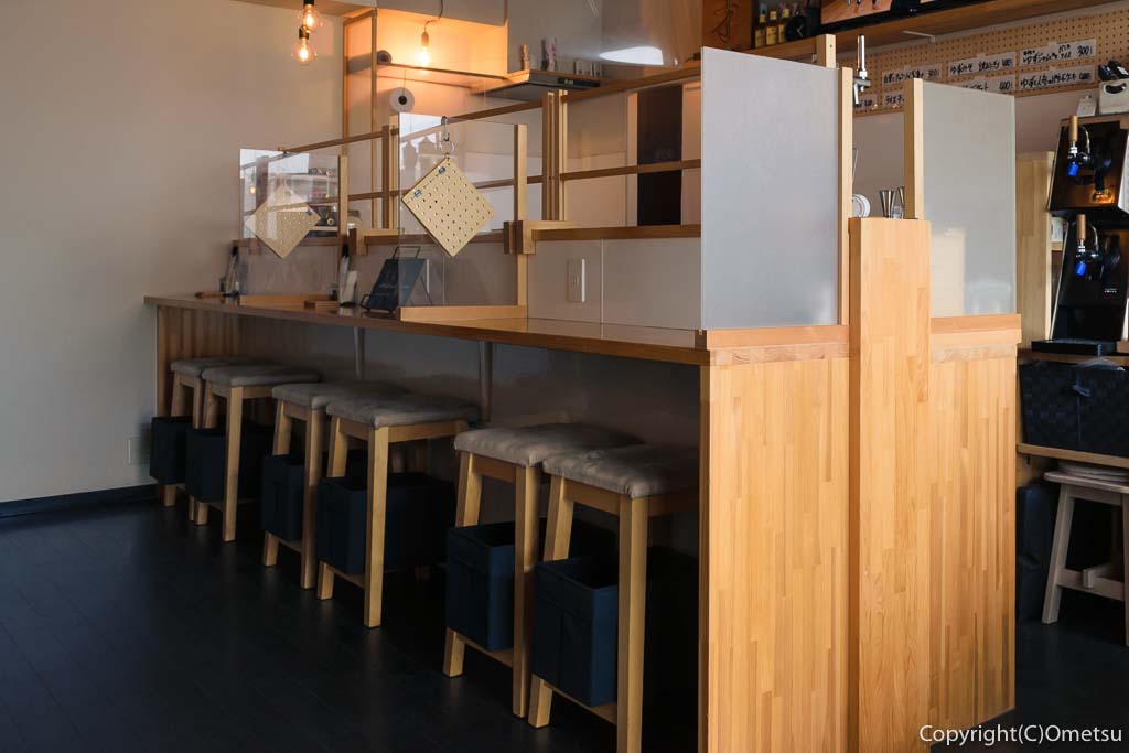 福生駅西口の海鮮料理店「隠食酒 才」の店内カウンター席