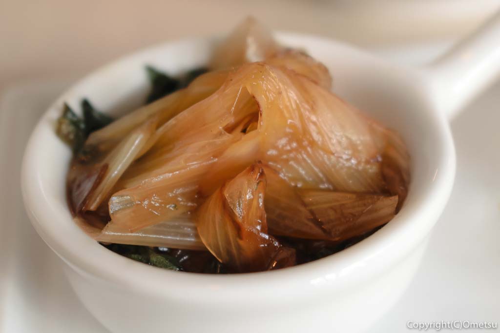 福生駅西口の海鮮料理店「隠食酒 才」の、バランスプレートランチの、長ネギとシュンギクの煮物